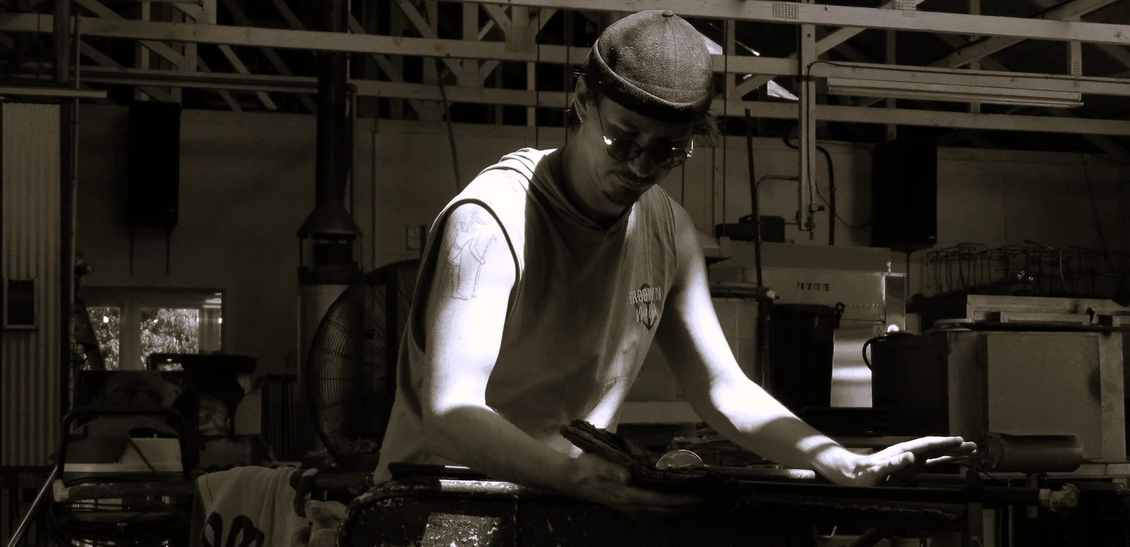 Jarl Hohenthal working in the glass studio